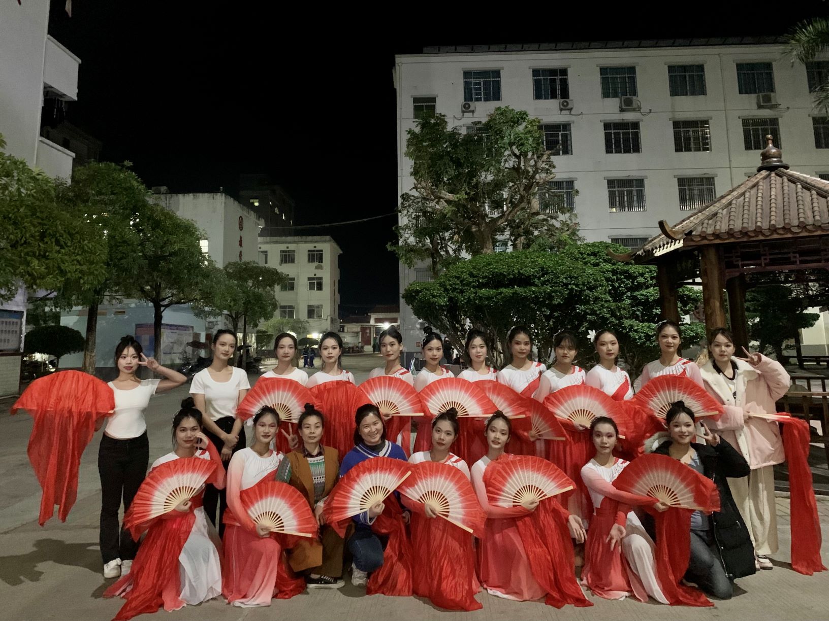 华体会（中国）到木乐一中绘画展示、参与晚会表演
