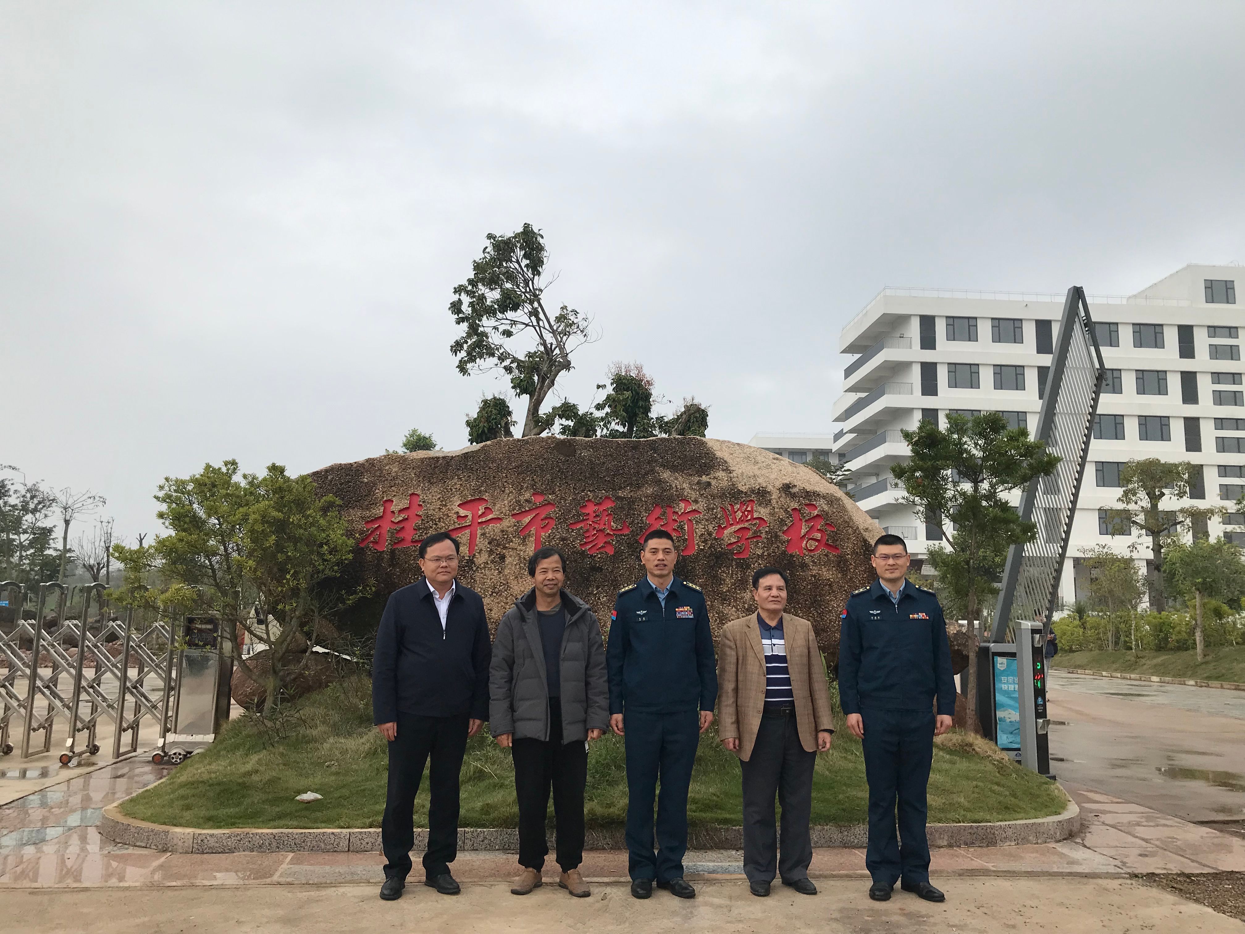 部队首长到我校指导工作丨 华体会（中国）  丨一方水土养育一代人。军民鱼水情，让我们的家园充满阳光、充满生机、充满希望！