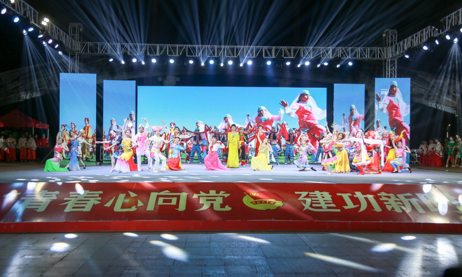 华体会（中国）参与2019年纪念五四运动100周年主题颁奖晚会表演